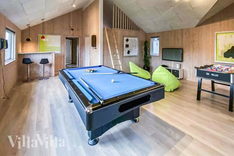 Lyxstuga 281 för 18 personer har ett stort aktivitetsrum med bl.a. biljard och dart