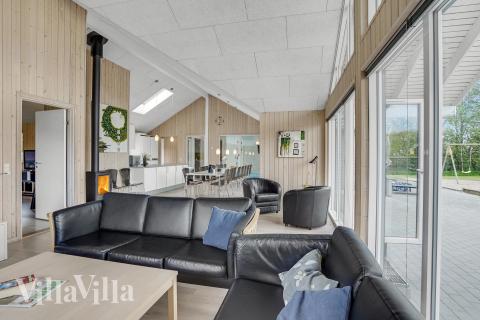 I soffhörnan i lyxstuga 281 i Sydjylland kan ni spela brädspel eller titta på film tillsammans.