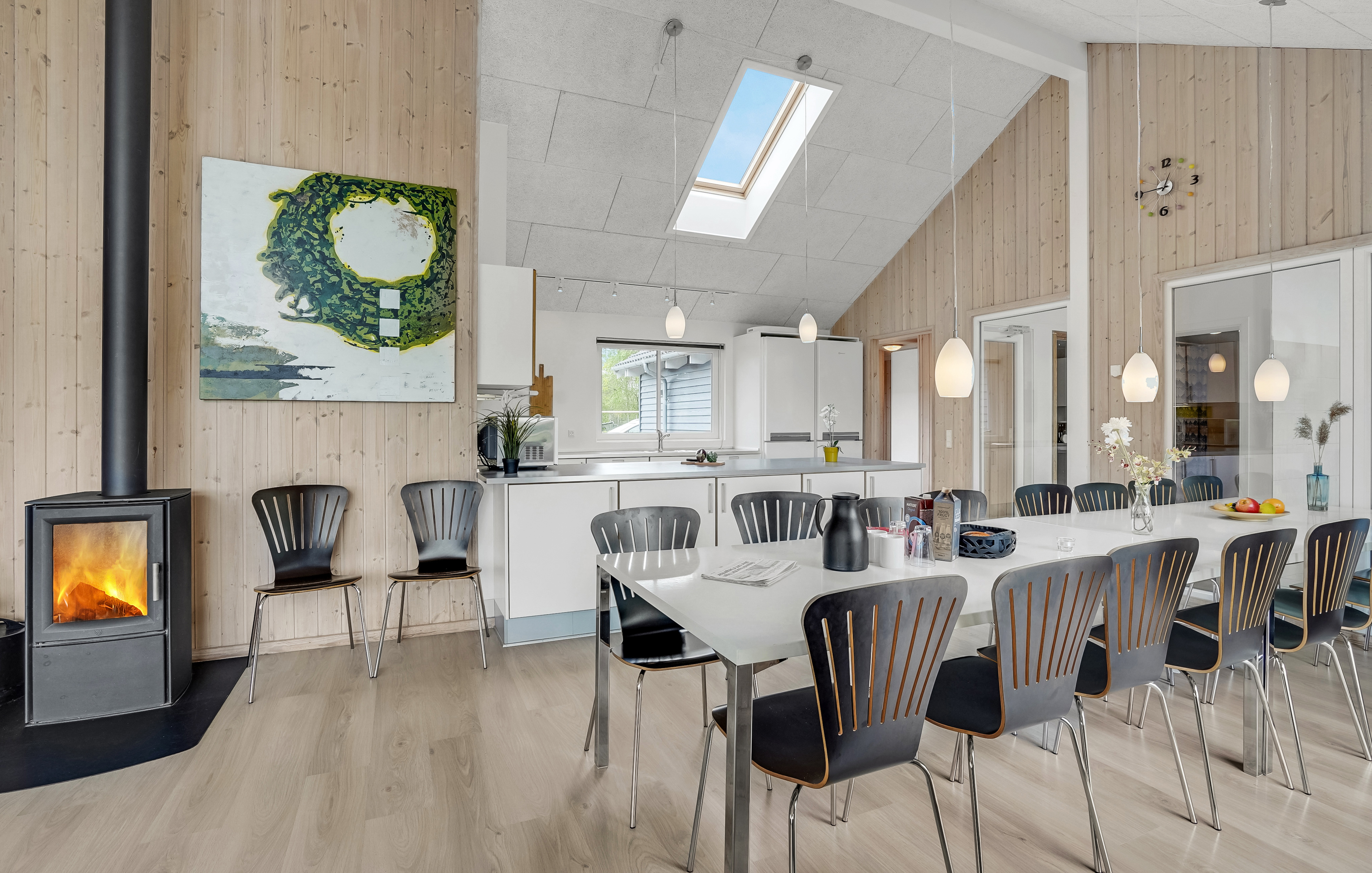 Det stora ljusa vardagsrummet i lyxstuga nr 281 för 18.