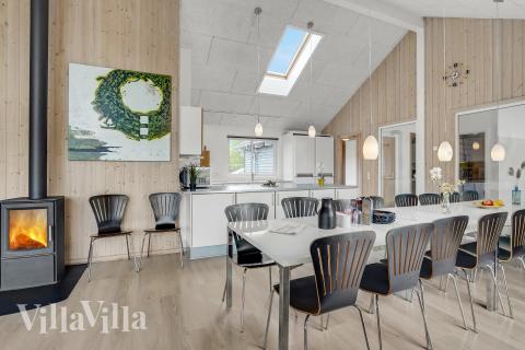 Det stora ljusa vardagsrummet i lyxstuga nr 281 för 18.