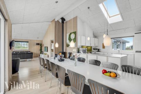 Vardagsrummet i lyxstuga nr. 281 har plats för 18 personer.