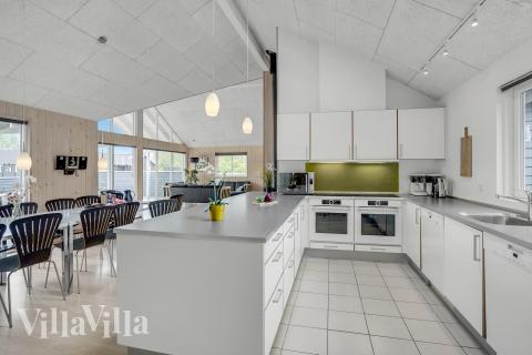 Köket i lyxstuga nr 281 är utrustat så att ni kan laga mat till 18 personer.