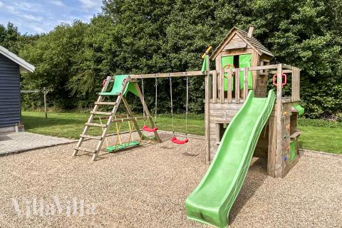 Till den trevliga sommarstugan nr 281 i Sydjylland erbjuds en mängd utomhusaktiviteter, t.ex. lektorn och gungor