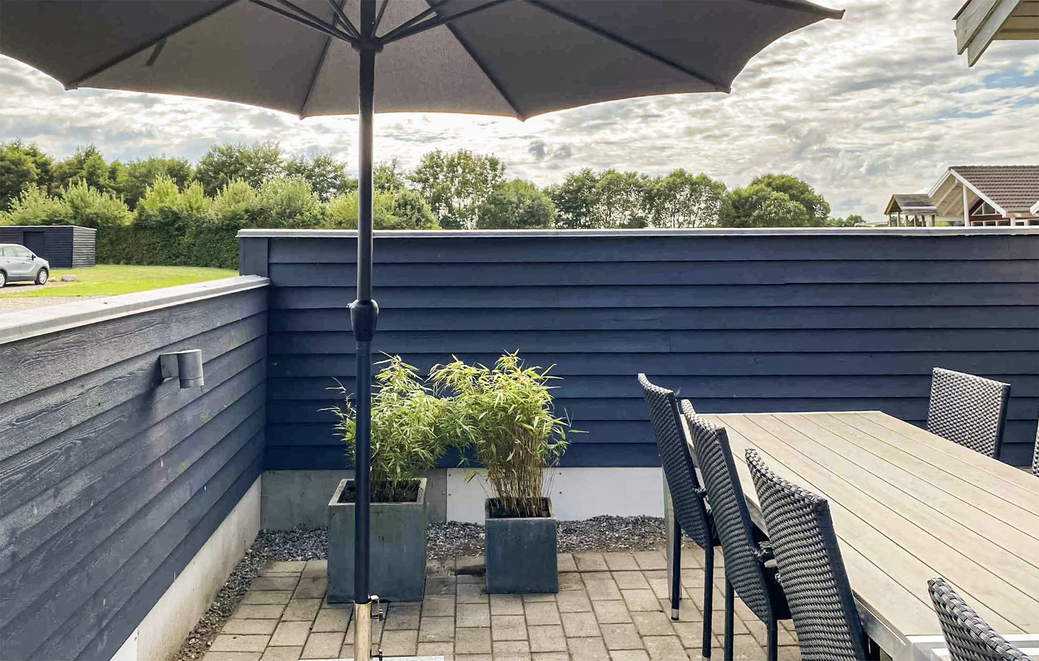 Lyxstuga nr 281 har en härlig terrass med sköna trädgårdsmöbler för 18 personer.