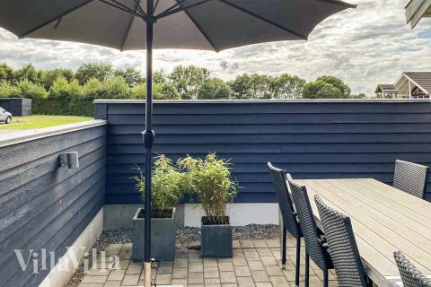 Lyxstuga nr 281 har en härlig terrass med sköna trädgårdsmöbler för 18 personer.