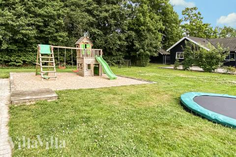 Förutom de många timmar som du kan tillbringa i stugans poolavdelning erbjuder lyxstuga 281 även många utomhusaktiviteter