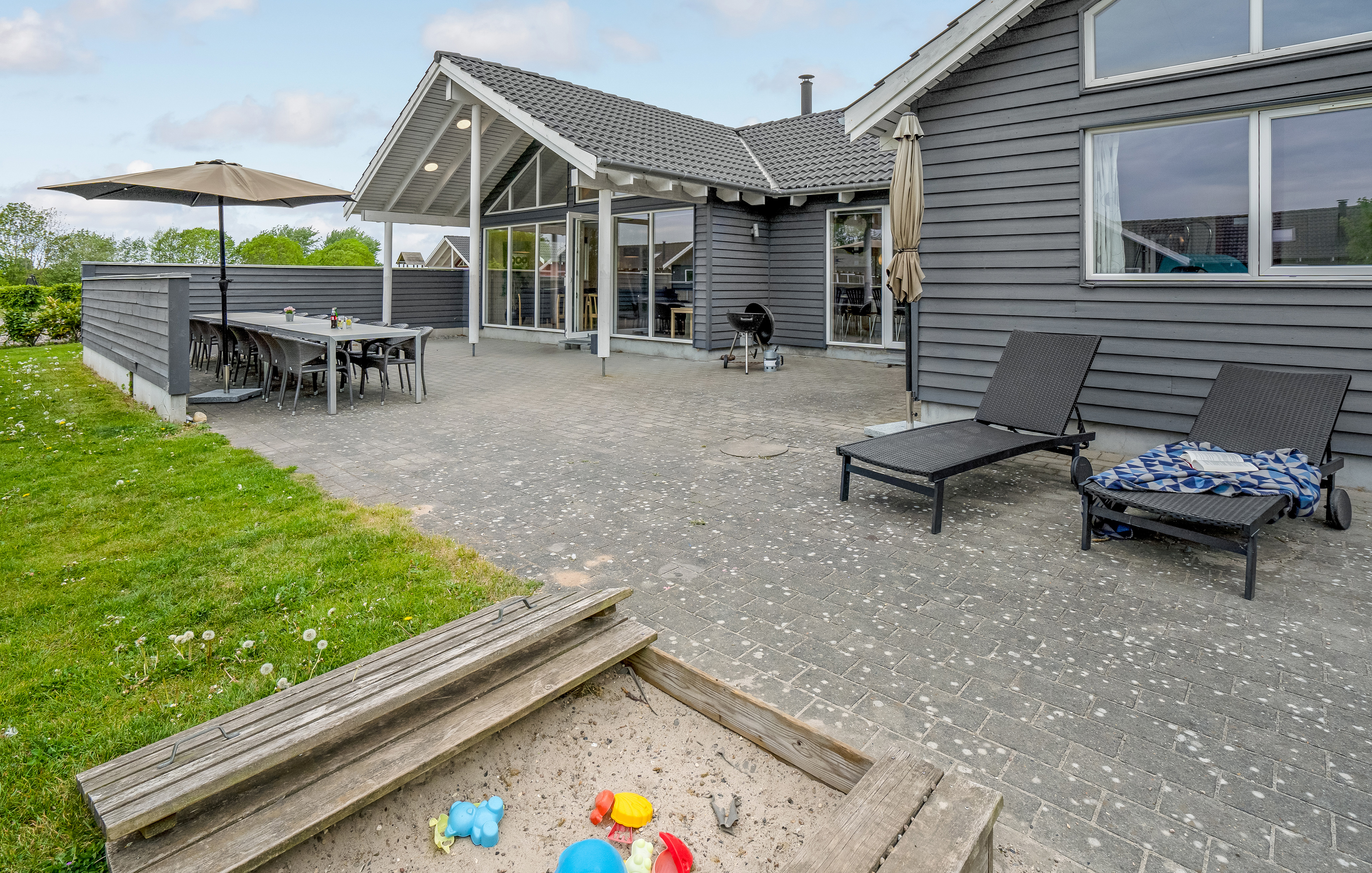 Njut av en grillkväll på terrassen i lyxstuga nr 281 i Sydjylland