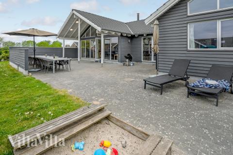 Njut av en grillkväll på terrassen i lyxstuga nr 281 i Sydjylland