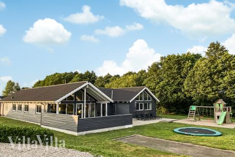 Den tjusiga sommarstugan nr 281 med gott om plats för upp till 18 personer