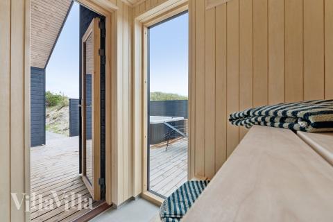 Njut av bastuvärmen i lyxstuga nr 672 för 18 personer