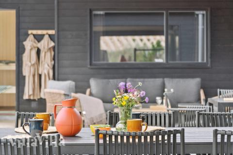 Lyxstuga nr 672 har en härlig terrass med sköna trädgårdsmöbler för 18 personer.
