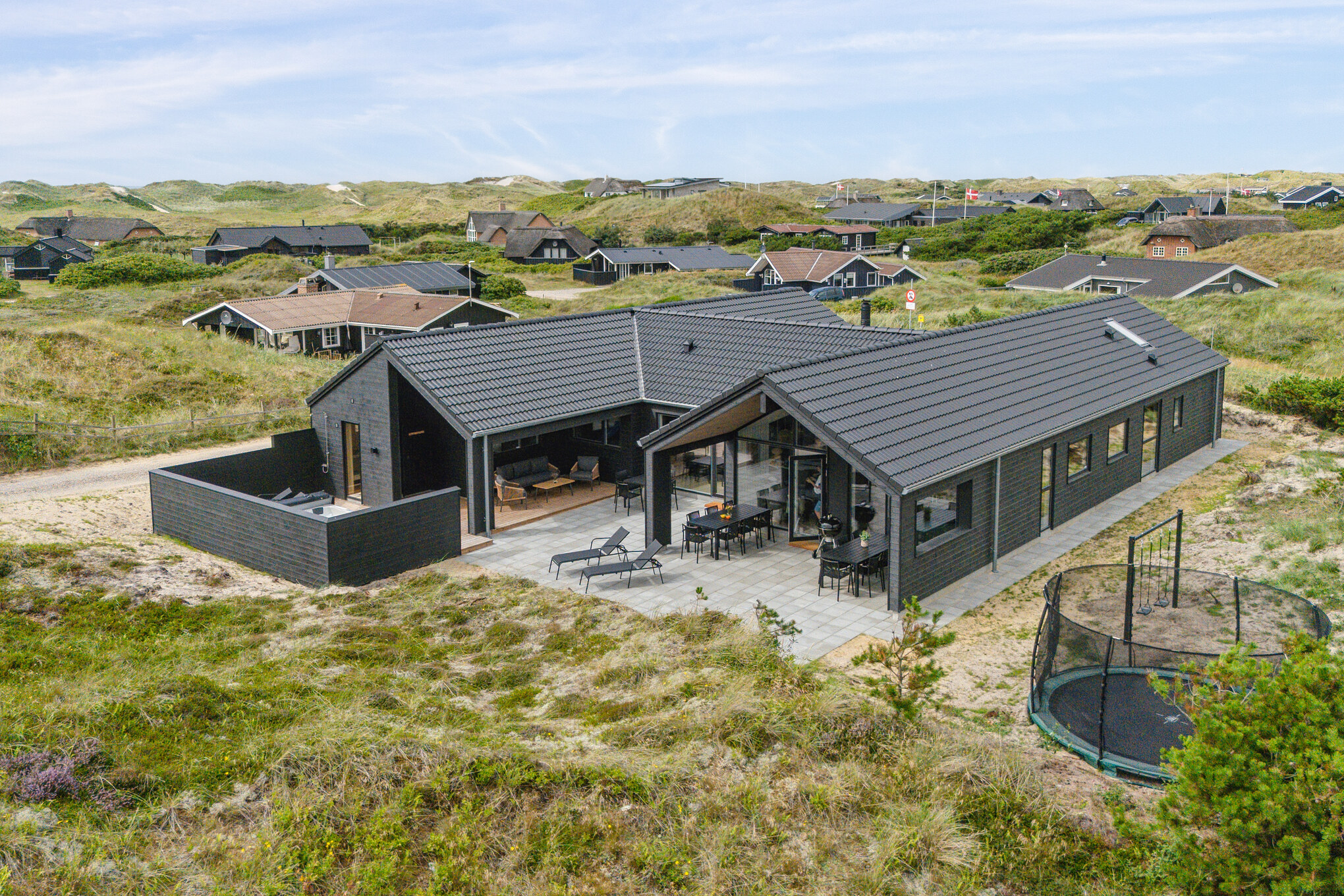 Den praktfulla poolstugan nr 672 med plats för 18 personer ligger i Vestjylland