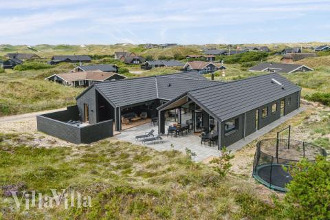 Den praktfulla poolstugan nr 672 med plats för 18 personer ligger i Vestjylland