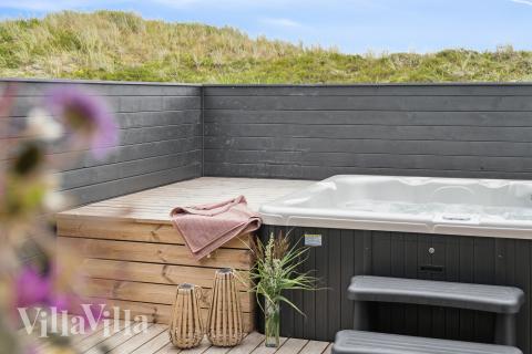 Njut av spabadets värme i lyxstuga nr 672 i Vestjylland