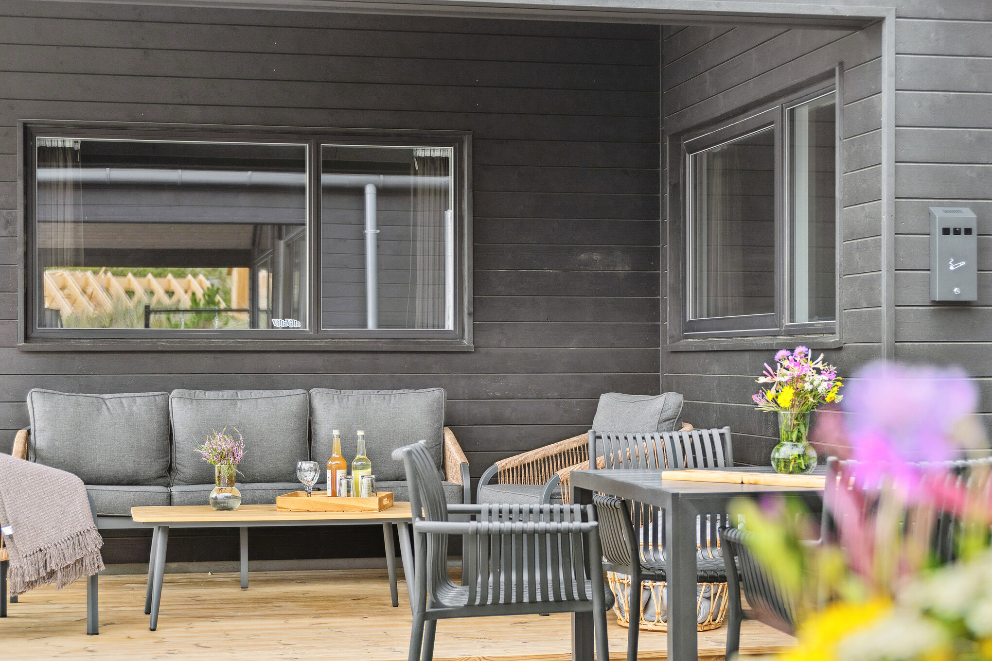 Njut av en grillkväll på terrassen i lyxstuga nr 672 i Vestjylland