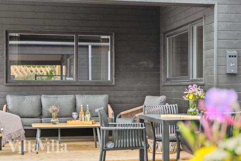 Njut av en grillkväll på terrassen i lyxstuga nr 672 i Vestjylland