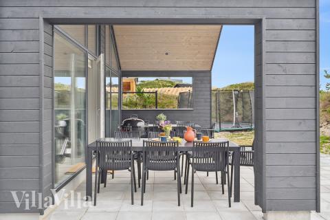 På terrassen i sommarhus nr 672 finns det plats för upp till 18 gäster.