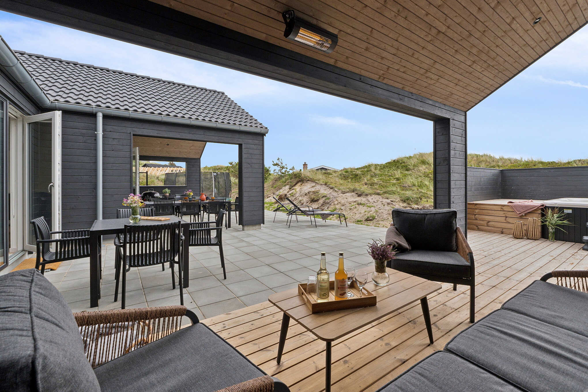 Stor terrass i lyxstuga nr 672 i Vestjylland.