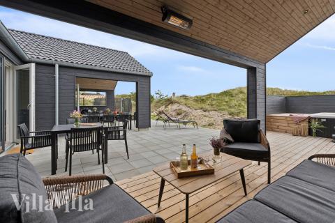 Stor terrass i lyxstuga nr 672 i Vestjylland.