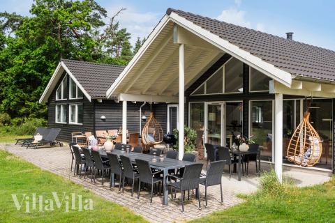 Den praktfulla poolstugan nr 367 med plats för 18 personer ligger i Nordsjälland