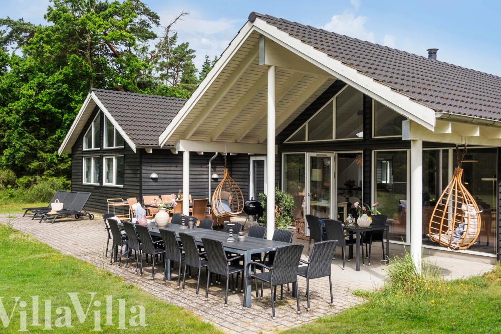 Den praktfulla poolstugan nr 367 med plats för 18 personer ligger i Nordsjälland