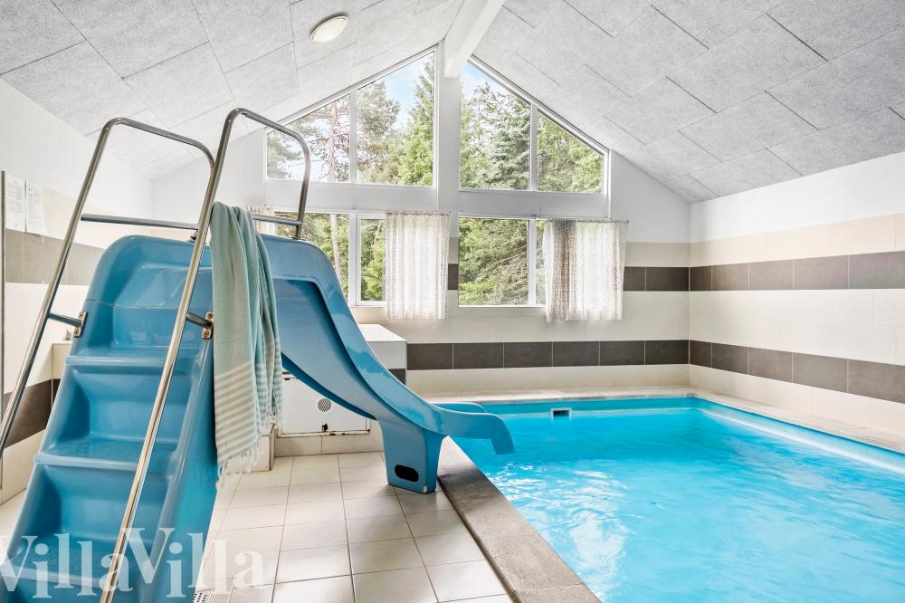 Sommarstuga 367 är inredd med en smakfull poolavdelning som har vattenrutschbana, ett stort inbyggt spapad och bastu