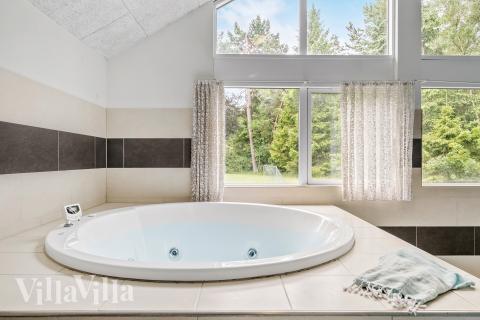 Njut av spabadets värme i lyxstuga nr 367 i Nordsjälland