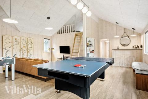 Förutom de många timmar som du kan tillbringa i stugans poolavdelning erbjuder lyxstuga 367 även biljard, bordtennis och dart