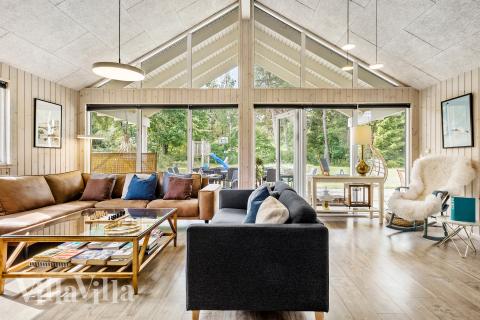 I soffhörnan i lyxstuga 367 i Nordsjälland kan ni spela brädspel eller titta på film tillsammans.