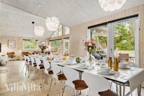 Det stora ljusa vardagsrummet i lyxstuga nr 367 för 18.