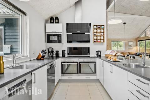 Köket i lyxstuga nr 367 är utrustat så att ni kan laga mat till 18 personer.