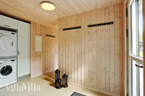 Den rymliga entrén i lyxstuga nr 367 i Nordsjälland