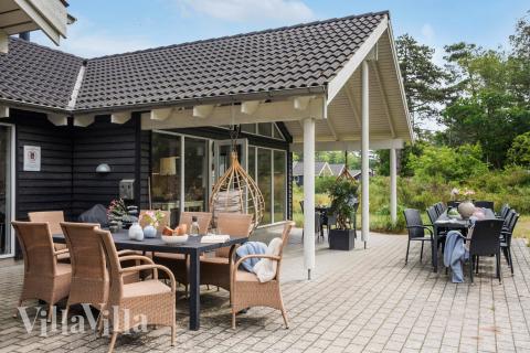 Lyxstuga nr 367 har en härlig terrass med sköna trädgårdsmöbler för 18 personer.