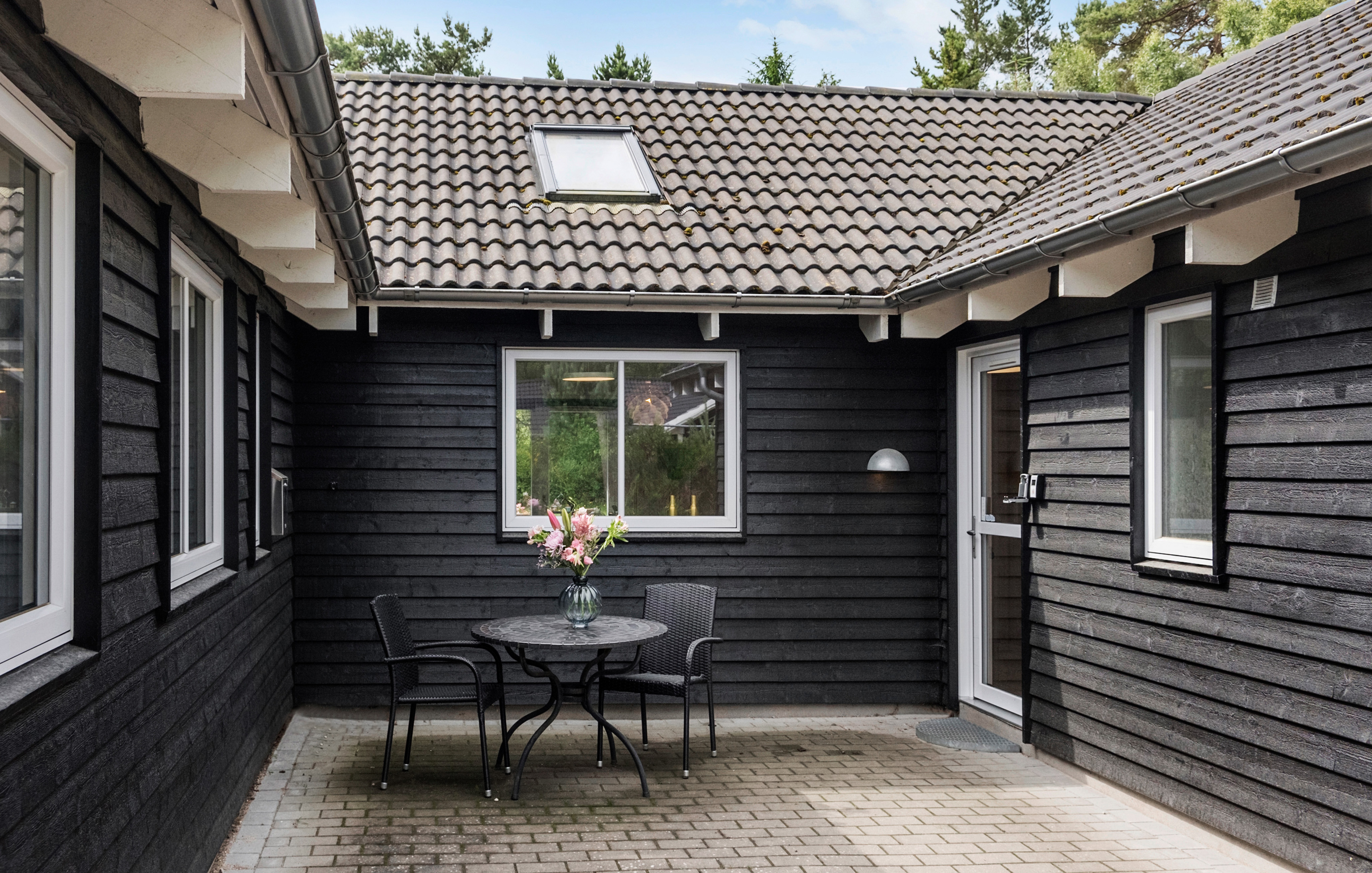 Njut av en grillkväll på terrassen i lyxstuga nr 367 i Nordsjälland