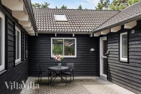 Njut av en grillkväll på terrassen i lyxstuga nr 367 i Nordsjälland