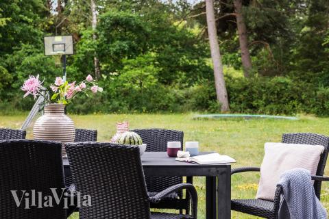 På terrassen i sommarhus nr 367 finns det plats för upp till 18 gäster.