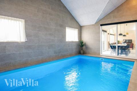 Sommarstuga 670 är inredd med en smakfull poolavdelning som har vattenrutschbana, ett stort inbyggt spapad och bastu