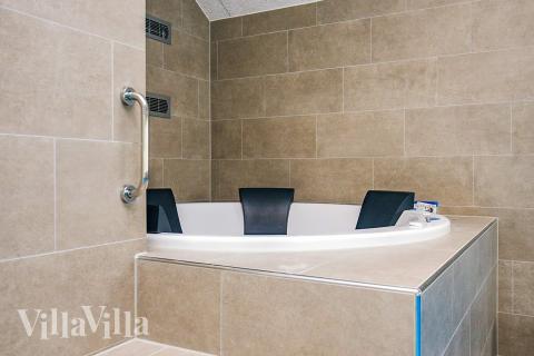 Njut av spabadets värme i lyxstuga nr 670 i Lolland/Falster/Møn