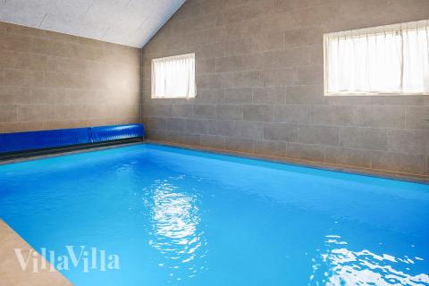 Den härliga poolen i lyxstuga nr 670 för 12 personer