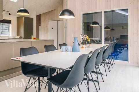 Det stora ljusa vardagsrummet i lyxstuga nr 670 för 12.