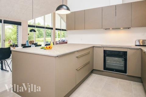 Köket i lyxstuga nr 670 är utrustat så att ni kan laga mat till 12 personer.