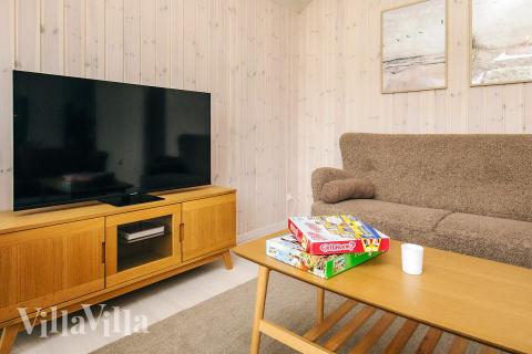 I soffhörnan i lyxstuga 670 i Lolland/Falster/Møn kan ni spela brädspel eller titta på film tillsammans.