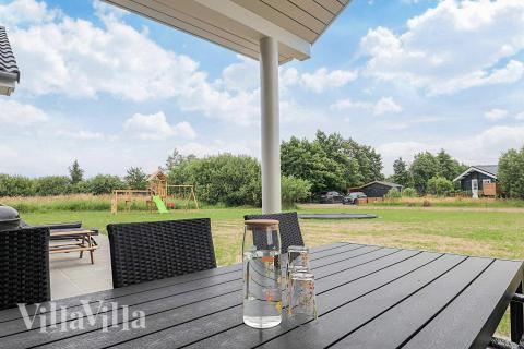Njut av en grillkväll på terrassen i lyxstuga nr 670 i Lolland/Falster/Møn