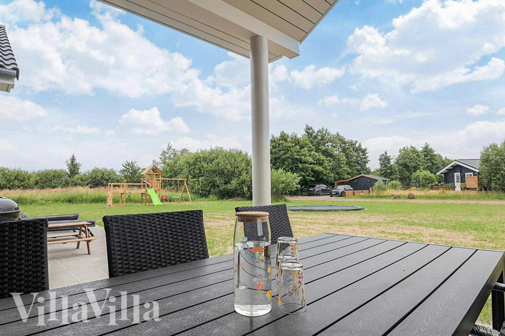 Njut av en grillkväll på terrassen i lyxstuga nr 670 i Lolland/Falster/Møn