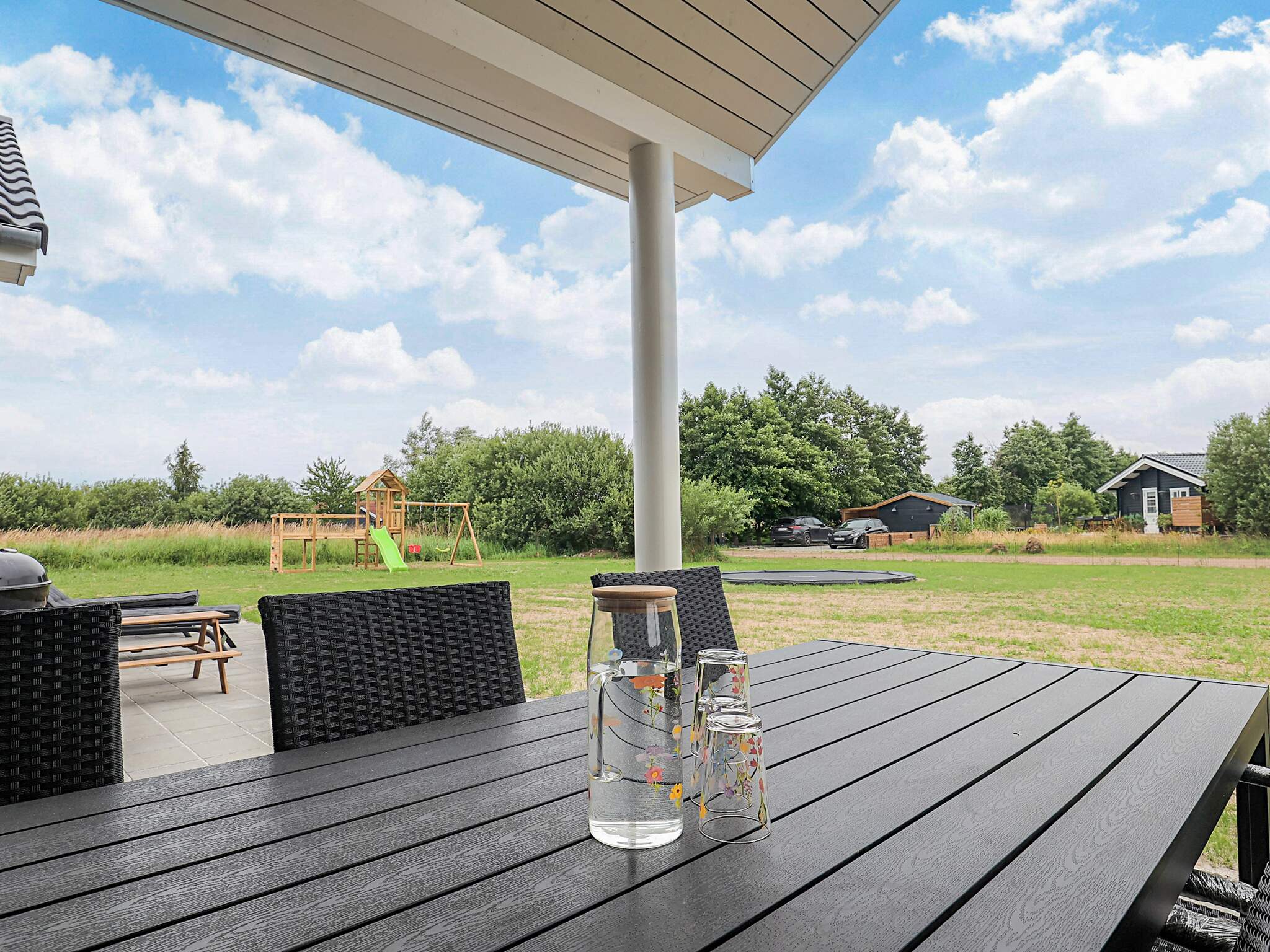 Njut av en grillkväll på terrassen i lyxstuga nr 670 i Lolland/Falster/Møn