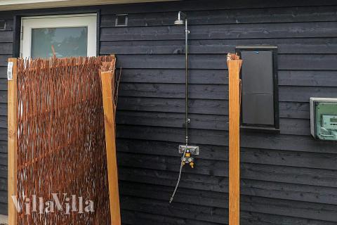 Till den trevliga sommarstugan nr 670 i Lolland/Falster/Møn erbjuds en mängd utomhusaktiviteter, t.ex. lektorn och gungor