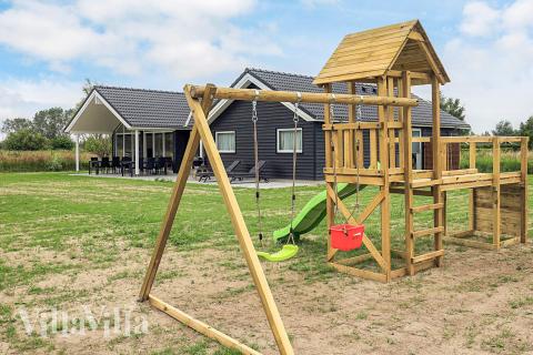 Förutom de många timmar som du kan tillbringa i stugans poolavdelning erbjuder lyxstuga 670 även många utomhusaktiviteter