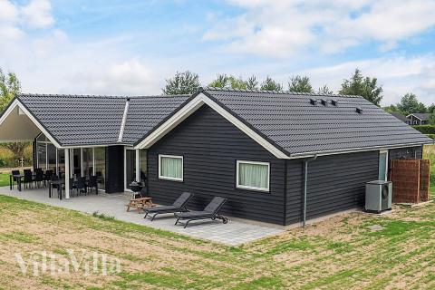 Den praktfulla poolstugan nr 670 med plats för 12 personer ligger i Lolland/Falster/Møn