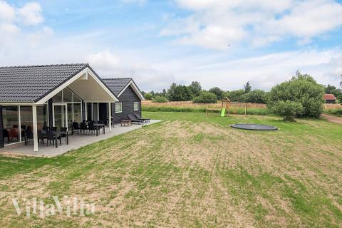 Den tjusiga sommarstugan nr 670 med gott om plats för upp till 12 personer