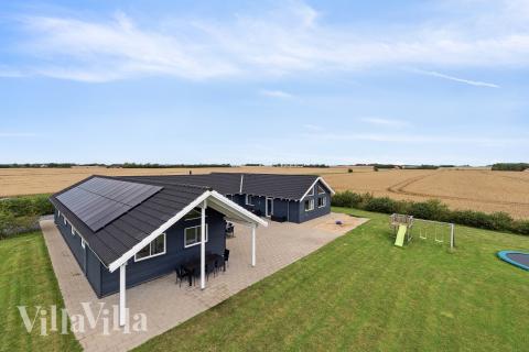 Den praktfulla poolstugan nr 404 med plats för 24 personer ligger i Limfjorden